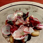 Libertemps - 帆立のグリネ　貴陽と赤い野菜のサラダ仕立て⭐️ビーツの土の香り♫甘い帆立♫トレビスの苦味と生ハムが合う❤️優しい甘さの貴陽が嬉しい♡