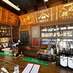 Bar×Kappou みかん - バーカウンターは、酒屋そのもの
      随所に昭和初期の香りを感じます