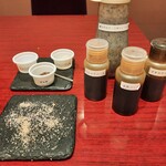 epais - 手前左が自家製のポルチーニ茸の塩、奥にはリストから追加したお塩3種類、右には様々な風味の大阪の地ソースが3種類も