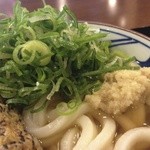 丸亀製麺 - 【かけうどん＋黒ゴマかしわ天】葱とすりおろししょうがはセルフでたっぷりと...