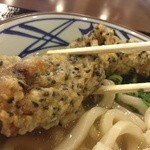 Marugame Seimen - 【かけうどん＋黒ゴマかしわ天】黒ゴマかしわ天... ちょっとでかい...