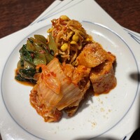 黒毛和牛焼肉 虎斑 北新地店 - 白菜、長芋、小松菜、もやしのキムチ