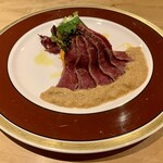 Teppanyaki&Bar toshi - 飛騨牛炙りタタキ　自家製ソース