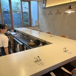 NALA - 店内奥側　L字カウンター席