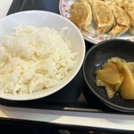 Gyouza No Oushou - ご飯、小鉢（ザーサイ）