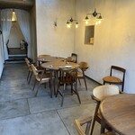 NALA - 店内手前側　テーブル席３卓