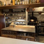 NALA - L字カウンター席から見えるオープンキッチン