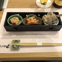 すし いわ - 先付け前菜：マグロととろろ、エビとイクラと焼き茄子、バイ貝