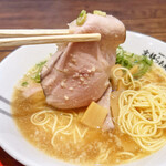 京都らぁ麺 凜 - 薄いのにひき締まっていて食べ応えのあるチャーシュー。さっぱりとしているのは、スープとのバランスを考慮してかな？ これも個人的には好きなほうでした