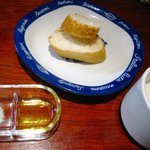 河内乙女の心くすぐるイタリアン フィアスケッタ - スープ、パン、パン用オイルと塩