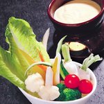 膳丸 - 「菜園野菜のバーニャカウダ」は冷たい野菜に膳丸流にアレンジした温かいバーニャカウダーソースが絶妙！