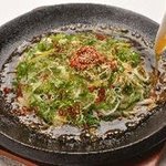 膳丸 - 新名物「やんちゃうどん」は、熱さが｢やんちゃ！｣辛さが｢やんちゃ！｣のクセになる一品！チャンジャと九条葱もどっさりです♪　