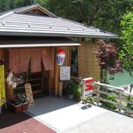 Kajika tei - 道の駅の川沿いに、お店が独立した建物であります。