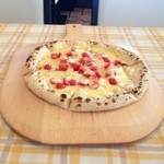 ピッツァ プリマヴェーラ - フレッシュトマトのピザ
