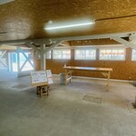 八紘学園 農産物直売所 - 【2023年05月】店内、一部スペースはがらーんと空いています。