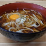 小桜 - かけうどん(350円)+生卵(100円)