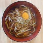 小桜 - かけうどん(350円)+生卵(100円)