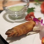 銀座 大石 - 線状にしたじゃがいもで巻いた鮎は、苦みがほんのり優しくて私好み。外のカリカリと中のふわふわ食感が楽しかった！