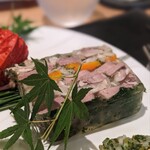 銀座 大石 - 豚肉を全身使ったフロマージュ・ド・テートは、豚の甘さと耳や豚足など部位毎の食感が堪らない。
      2倍の量頂きましたが、このぐらい無いと物足りない！