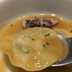 銀座 大石 - とにかく海！！
      ラビオリはイタリアンシェフ泣かせ、パツンパツンの身と程よい弾力のラビオリ。
      そして、磯の香りや旨味が強くて濃ゆいソース！！
      余ったソースはパンで拭い取りましょう。