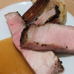 銀座 大石 - 岩中豚、生姜ベースのソース。水気の多い岩中豚は寝かせることで旨味がぎゅっと濃縮。噛みしめるたびに綺麗なお肉の汁が溢れてくる。