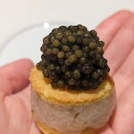 銀座 大石 - アミューズ。一晩寝かせた甘エビを平らにしたグジェールで挟み、上にはキャビアを。
      ねっとり甘いエビと芳香なチーズの香り、キャビアの塩気と絶妙にマッチ。