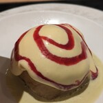 銀座 大石 - ピスタチオを桃のコンポートで挟み、サバイヨンソースとフランボワーズのソースで包みます。
      バニラアイスみたいに濃ゆくて甘いけれど、口当たり軽やかなソースに感動！
      これ、お口直しでいいの？(笑)