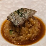 銀座 大石 - 太刀魚のアメリケーヌソースリゾット
      エビが甘くて濃ゆい！！
      そして、もちもちとつぶつぶ感を併せ持つリゾット、脂がとろける太刀魚と、口の中で旨味の洪水！