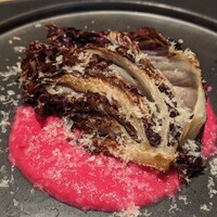 銀座 大石 - トレビス、ビーツのソース、パルミジャーノチーズ。
                      荒々しく焼いたトレビスは、苦味とほのかな甘みと異なる味を楽しめる。
                      ビーツのソースが合うのは、甘みと酸味のバランスがトレビスと相対しているから？