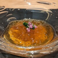 銀座 大石 - カリフラワーのクリーム、はだての雲丹、コンソメのジュレ。