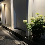 鮨 一二郎 - 閑静な住宅街にひっそり佇む泉大津の名店「鮨 一二郎」さん。今宵は紫陽花が咲き誇っていました。