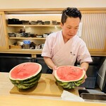 鮨 一二郎 - パカッ！赤くて立派なスイカ！大きくて実がぎっしり入って中割れの無いスイカ。お弟子さんもホッとした表情( *´艸`)