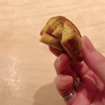 鮨 一二郎 - 玉が焼き上がりましたよ〜って熱々の端っこを食べさせてくださるサーヴィス！焼きたて美味しいっ！！