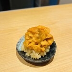 鮨 一二郎 - 雲丹たっぷり！シャリはミニミニサイズ。このバランスが嬉しすぎます。私にとって雲丹は北海道の夏休みそのものなんです♥️