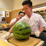 鮨 一二郎 - 緊張気味のお若いお弟子さんの背後からお茶目なピースサインの大将♥️見事な大きなスイカ！！