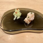 Sushi Ichijirou - ここから一二郎さんの醍醐味、怒涛の肴攻撃が始まります♥️ ホタテ煮浸し 実山椒のせ。白瓜の梅肉和え。爽やかにスタート。