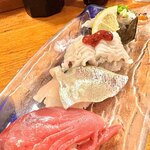 Sushinosasuke - 生カツオ、一貫100円！気前が良いねぇ！めっちゃうまい。その後ろは縞鯵、真ん中はハモ。