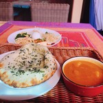 アンナプルナ カレー&ビュッフェ - バジルチーズナン（+300円）