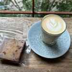 オニバスコーヒー - 有機アプリコットとピーカンナッツのキャラメルケーキとホットカフェラテ
