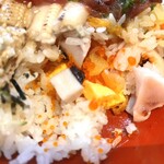 銀座 寿司処 まる伊 - 元祖、具沢山しゃりは食べて意味が分かりました。玉子、いか、タコ、海老、とびっこ、サーモン、いくら、数の子、ごま、削節、油揚の11種の具材がシャリの間にたっぷりと挟まれていました。これはコスパいいです！