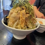 関目団長 - 相方さん追加のつけ麺。ザルの上に乗ってるので丼の中は空洞。