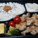 キッチン ブルー グローブ - 鶏もも肉が多いですね、赤いのは香辛料？
