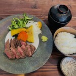 神戸牛炭火ステーキ・逸品 寅松の肉たらし - 付け合わせの玉ねぎ、お米は兵庫の地物。とても美味しかったです。