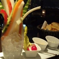Dining & Bar TENQOO - 手前・ベジタブルスティック　奥・TENQOO揚げたて厚切りポテトチップス２種のソースと共に