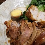 正宗隆江猪脚飯 - こんな部位なども。