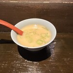 くりやん - 豚骨スープが付いてきます。こちらも美味しい。