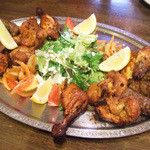 サールナート - ミックスグリル(大皿2100円) タンドーリチキン、シークカバブ、チキンティッカの盛合わせ