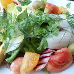 ロクシタンカフェ - メディタレイニアンセット（１８００円）の海老とオレンジのサラダ