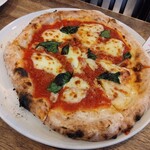 Pizzeria felice - マルゲリータピザ　ピザ生地は噛みごたえのあるタイプの生地で、よく焼けた部分がカリッと美味しい