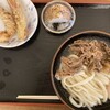 地上最強のウドン ゴッドハンド - 温玉肉ぶっかけ(中)、げそ天、ちくわ天、おにぎり